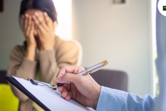 A depressed lady sit in the front of doctor.