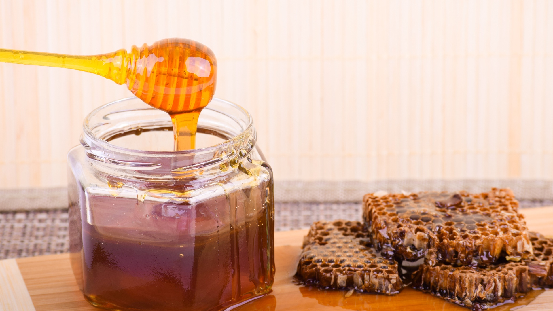 The Weird Way Honey Affects Your Brain While You Sleep