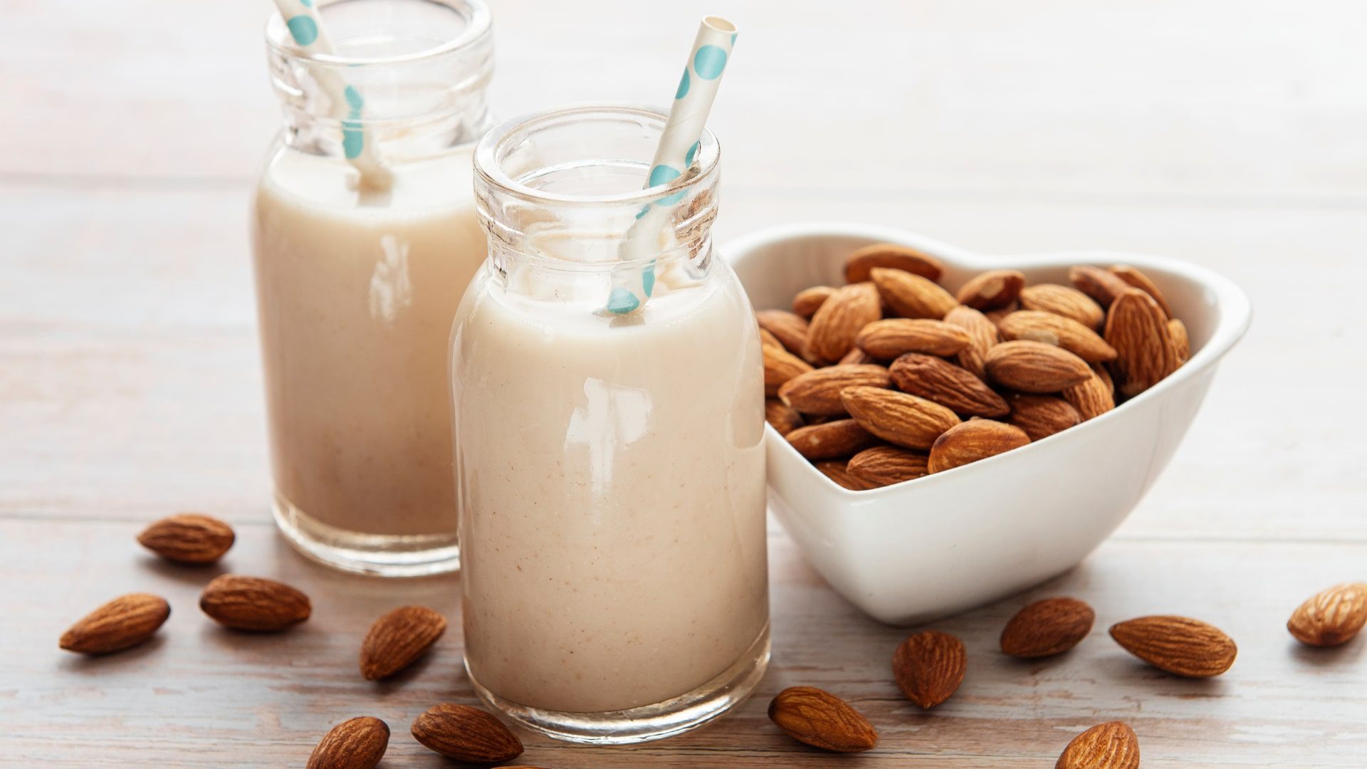 11 Health Benefits of Almond Milk (and How to Make It)-min