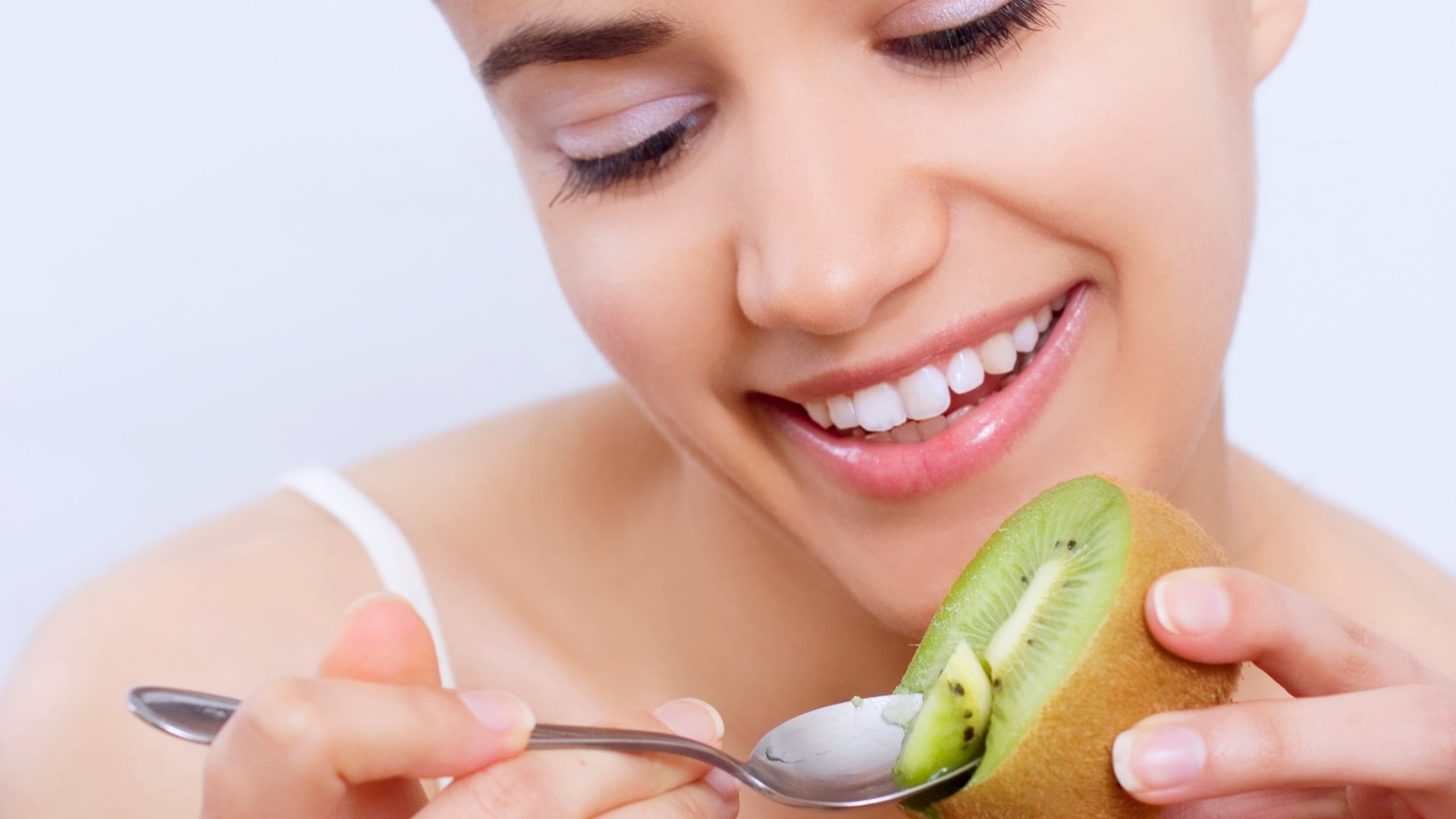 Kiwi for Skin Glow: Vitamins & Beauty Benefits